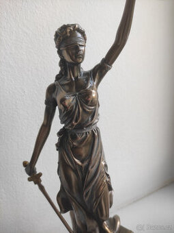 Socha spravedlnosti Justitia / Themis