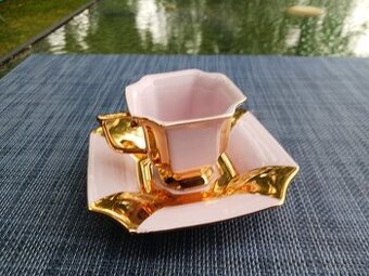 Růžový porcelán se zlatým dekorem