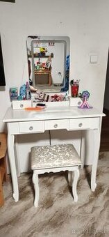 Toaletní stolek se zrcadlem