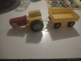 Staré hračky traktor dubena