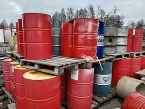 Prázdné plechové sudy