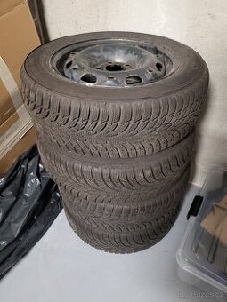 Pneu Nokian na plechových kolech