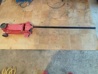 Dílensky zvedák - 3000 kg .. velmi dobrý stav..