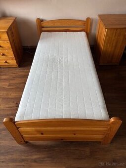 Masivní postel včetně roštu a matrace