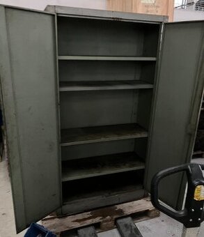 Dílenská plechová skříň uzamykatelná