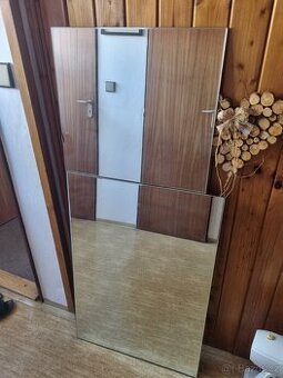 Veliké zrcadlo. 54x135 cm a 60 x 88 cm.