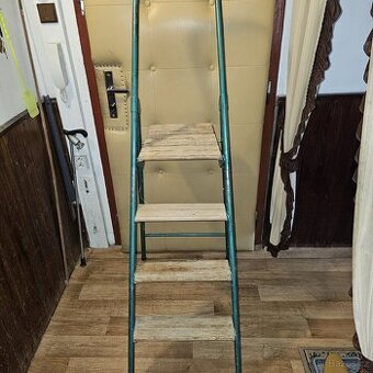 Kovový Žebřík s dřevěným schudky