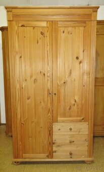 Borovicová šatní skříň se šuplíky - celomasiv - 1