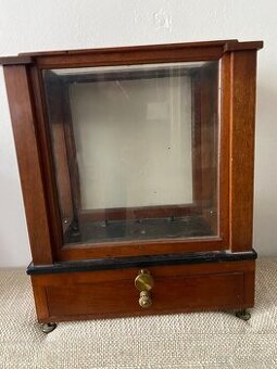 Prosklená starožitná skříň, váhy,  laboratoř