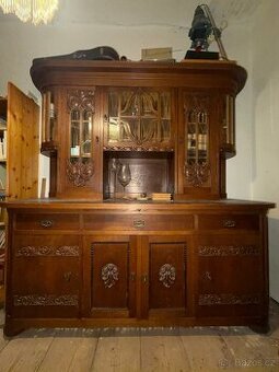 Masivní příborník s řezbou a vitrínou, 215 x 210 cm