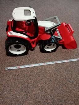 Traktor s nakladačem.