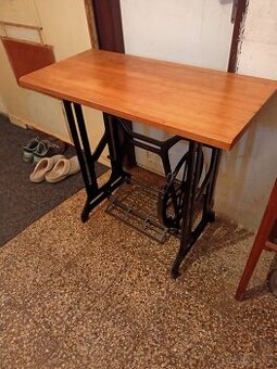 Stolek s deskou
