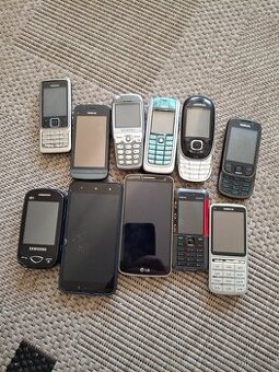 Mix starých telefonů
