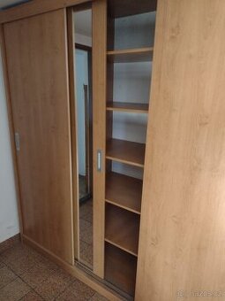 Šatní skříň se zrcadlem
