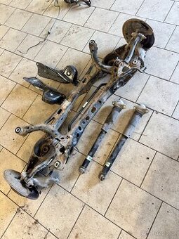 Kompletní zadní náprava Superb 3 Passat B8