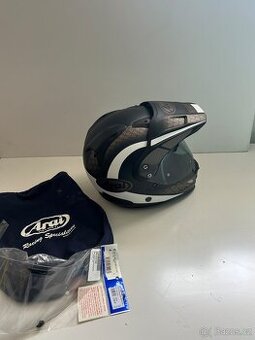 Helma na motorku Arai