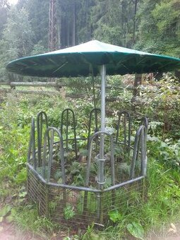 Přikrmiště se stříškou