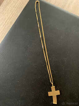 zlatý řetízek s přívěskem