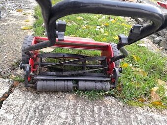 Ruční sekačka trávy