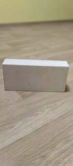 Betonové tvárnice, bílé a červené plné cihly