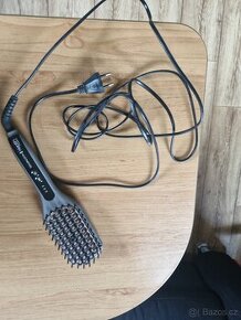 Žehlící kartáč na vlasy Remington keratin