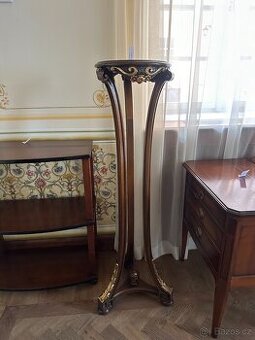 Dřevěný vysoký dekorativní stojan (NL18)