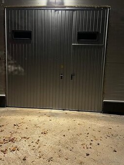 Dvoukřídlá gar. vrata s prosklením