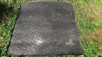 Gumový koberec do kufru Kombi