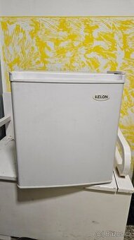 Malá pultová lednice 51cm A+ minibar