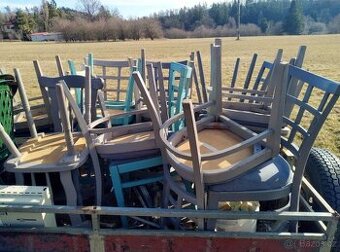 staré židle, skříňka, výlezák