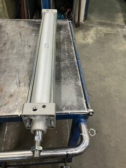 pneumatický válec (lineární pohon) od firmy SMC