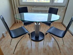Židle a skleněný stůl