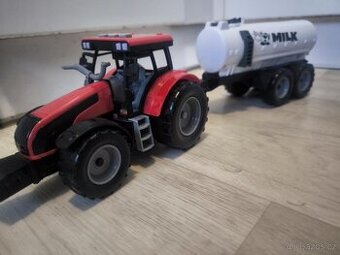 Traktor s cisternou na mléko