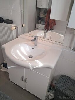 Koupelnová skříňka s umyvadlem a zrcadlem