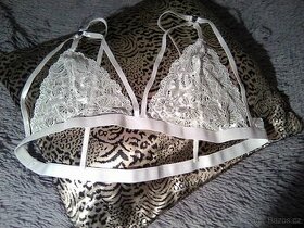 Luxusní podprsenka bílá krajka se zdobením, v.4XL