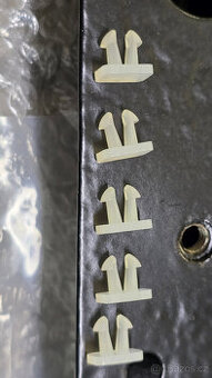 MERCEDES W116, W108 A0019882478 příchytka těsnění zadních dv