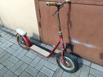 Stará koloběžka retro