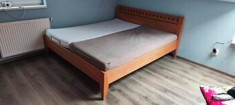 Manželská postel masiv