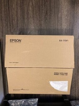 Projektor --- Laser ---- 240hz + Držiak na stenu.