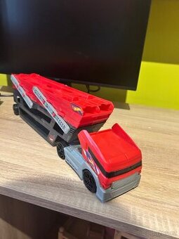 Hot wheels mega tahač