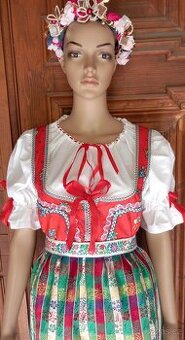 Chodský kroj s pruhovanou pantlíčkovou zástěrou