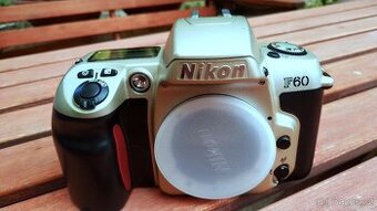 fotoaparát Nikon F60. Nové baterie