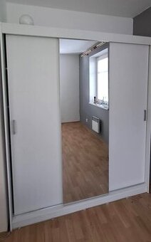 Skříň s posuvnými dveřmi