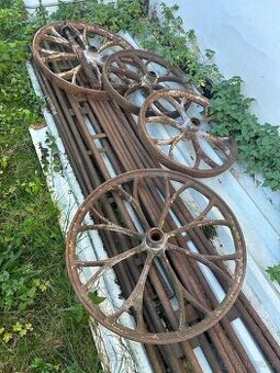 Staré litinové kola s nápravami ze mlátičky – plně funkční - 1