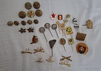 Různé odznaky z armády, včelařství, náboženství, atd