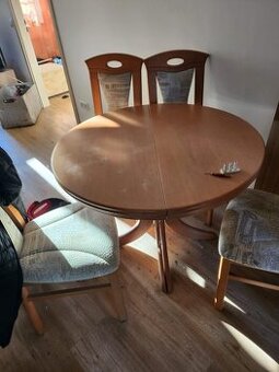 Jídelní rozkládací stůl