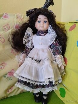 Značená porcelánová panenka