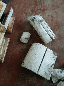 Rozebraná kachlová kamna, kachle kamnové