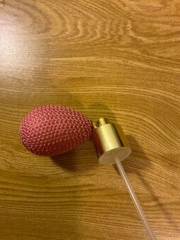 80 let starý mechanický rozprašovač parfému