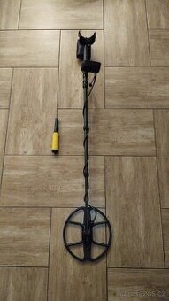 Detektor kovů a ruční detektor kovů